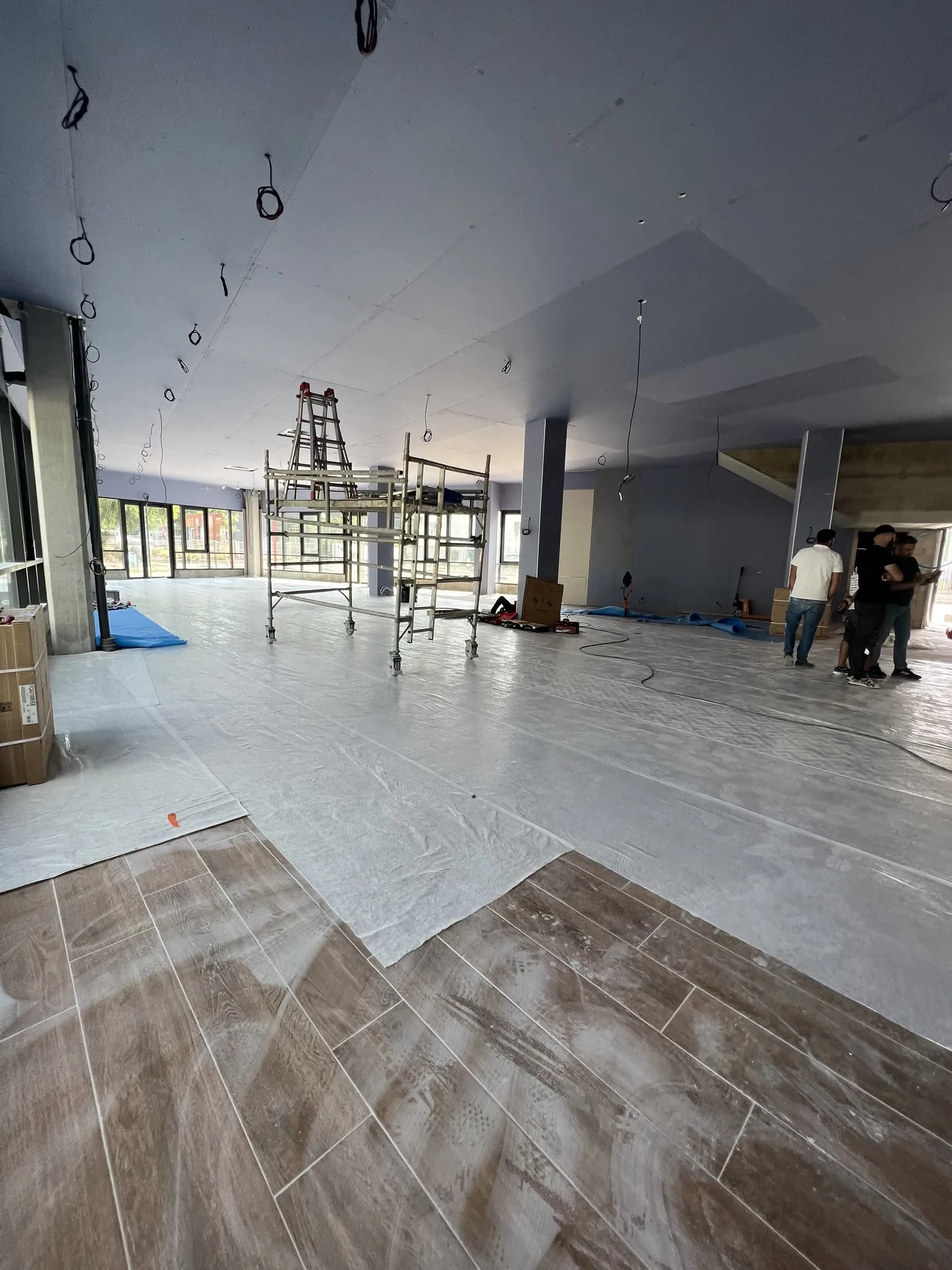 Chantier intérieur en cours de réalisation — équipes Maison Arkéa