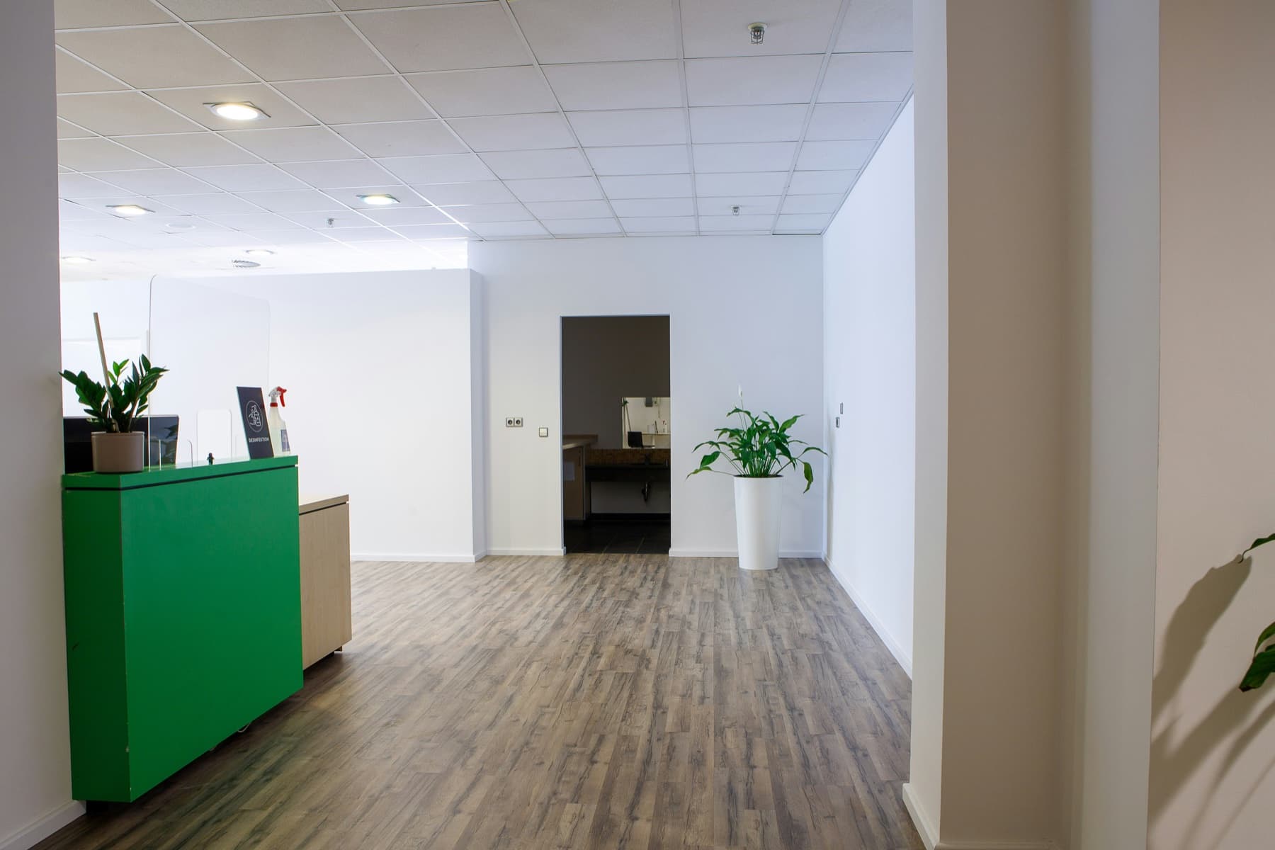 Aménagement intérieur d'un local professionnel rénové par Maison Arkéa